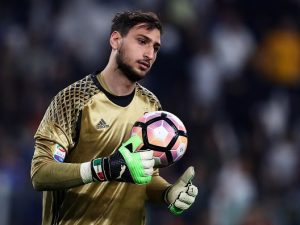 Ultimatum della Curva Sud a Donnarumma: "Può restare, lo dica ma deve licenziare Raiola"