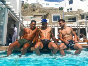 Mertens, vacanza con Thereau e senza moglie. I nonni del belga: "La crisi è rientrata"
