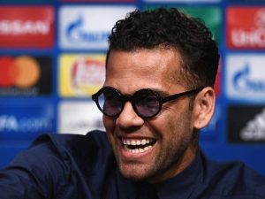 Dani Alves, attacco a Maradona con gaffe: "Quanti Palloni d'Oro ha vinto?"