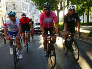 Davide Nicola in sella alla sua bici – Fonte: Sky
