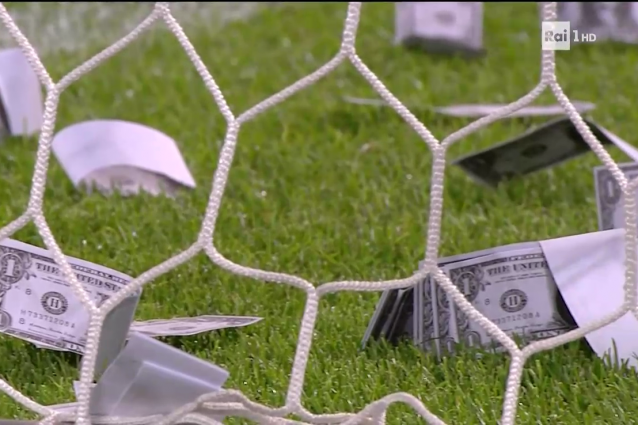 Tifosi lanciano banconote a Donnarumma