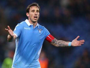 La gaffe di Biglia: "Lucas, quali sono le tue prime parole in rossonero?" "Forza Lazio"