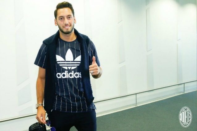 La prima immagine di Calhanoglu a Milano (fonte @acmilan)