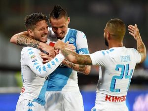 Napoli, iniziato il ritiro di Dimaro: bagno di tifosi, Mertens e Hamsik i più applauditi
