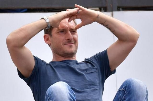 Roma, nel giorno del raduno Totti vola a Ibiza