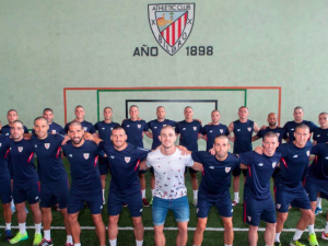 L'Athletic Bilbao commuove: tutti rasati a zero per star vicini a Yeray Alvarez