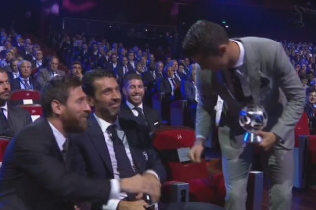 Ronaldo: stretta di mano a Messi, battuta a Buffon e premio come "best player"