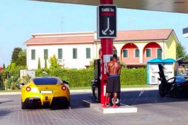 Balotelli inseguito dalla polizia stradale: "Con questa macchina i 200 km sono un attimo"