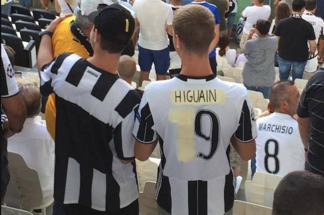 Un tifoso della Juventus con la maglia di Bonucci "modificata" (foto https://www.facebook.com/ChiamarsiBomber/)
