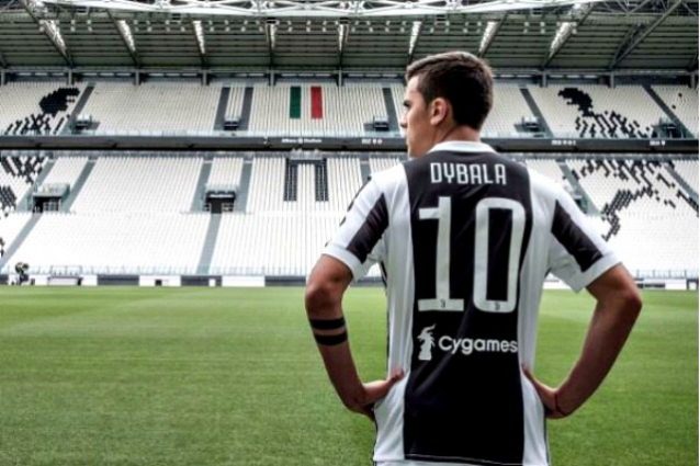 Dybala posa con la maglia numero dieci della Juventus