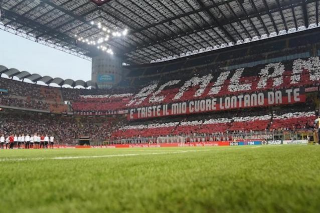 Super coreografia per i tifosi del Milan