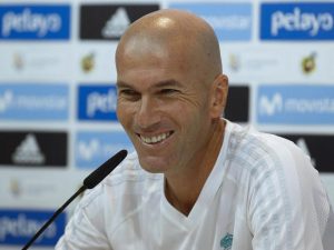 Real Madrid, Zidane firma il nuovo contratto: "Sono felice del rinnovo"
