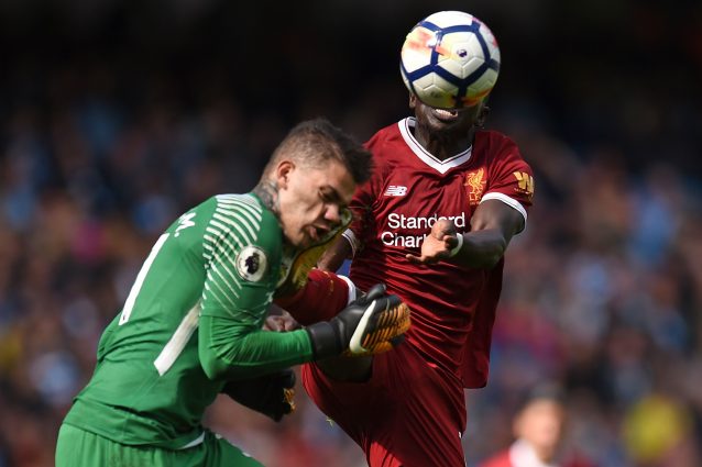 Mané, fallo killer su Ederson: il video e le foto del calcio in faccia