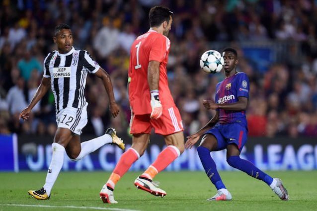 Buffon anticipa Dembélé fuori area