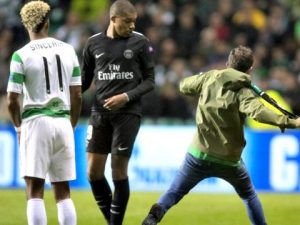Tifoso tenta di aggredire Mbappé: l'Uefa apre un procedimento contro il Celtic