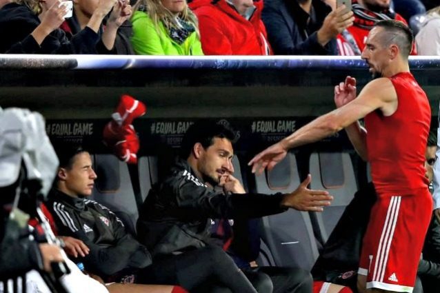 Furia Ribery, lancia la maglia contro la panchina. Il Bayern: "Intollerabile"