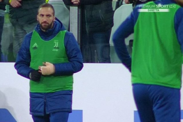 Chiellini 'morde' il Napoli, dubbio Higuain: le prime dei giornali Chiellini 'morde' il Napoli, dubbio Higuain: le prime dei giornali