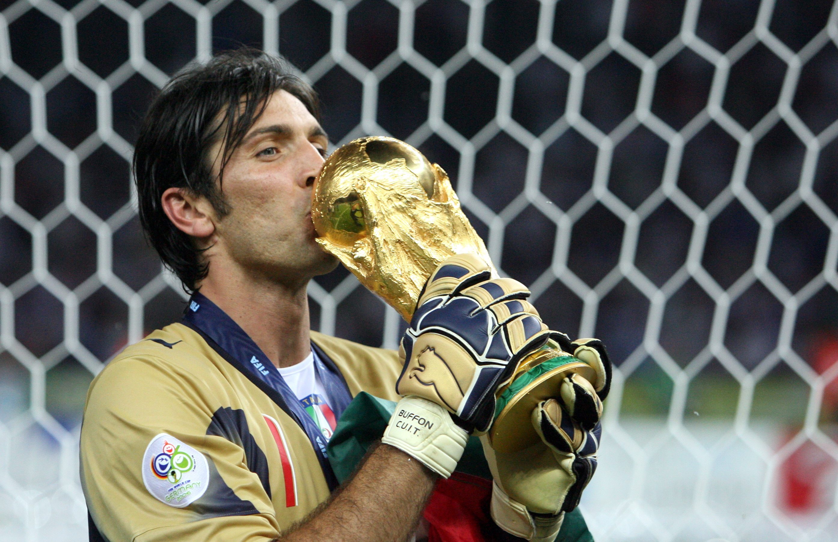 Buffon festeggia il Mondiale vinto con l’Italia nel 2006.