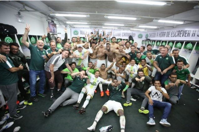 La festa della Chapecoense un anno dopo la tragedia aerea (foto Twitter @ChapecoenseReal)