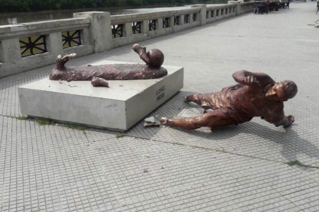 Hanno spezzato le gambe a Messi. Vandalizzata la statua della Pulce