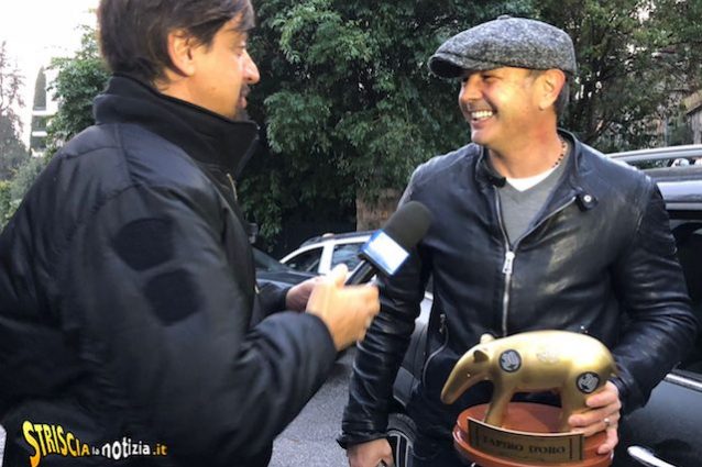 Valerio Staffelli consegna il Tapiro d'Oro a Mihajlovic