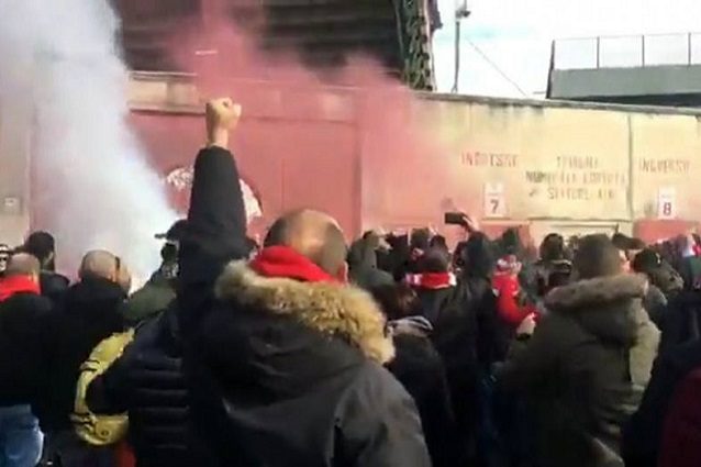 LIVE Padova-Vicenza non si gioca: mille tifosi inferociti bloccano il pullman biancorosso LIVE Padova-Vicenza non si gioca: mille tifosi inferociti bloccano il pullman biancorosso