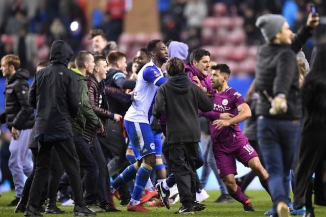 Follia Aguero rissa con un tifoso dopo il clamoroso ko del City contro il Wigan