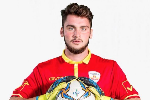 Gli scappa la pipì durante il derby, espulso il portiere del Messina Gli scappa la pipì durante il derby, espulso il portiere del Messina