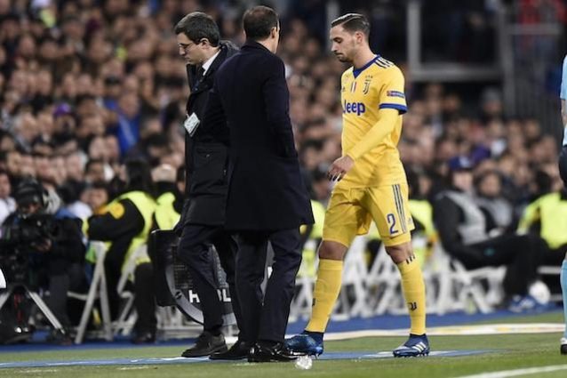 Juventus, l'infortunio di De Sciglio preoccupa: non ci sarà contro la Sampdoria Juventus, l'infortunio di De Sciglio preoccupa: non ci sarà contro la Sampdoria