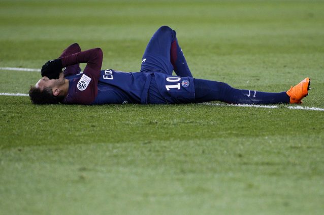 Il PSG festeggia il titolo: Neymar gioca a poker in Brasile