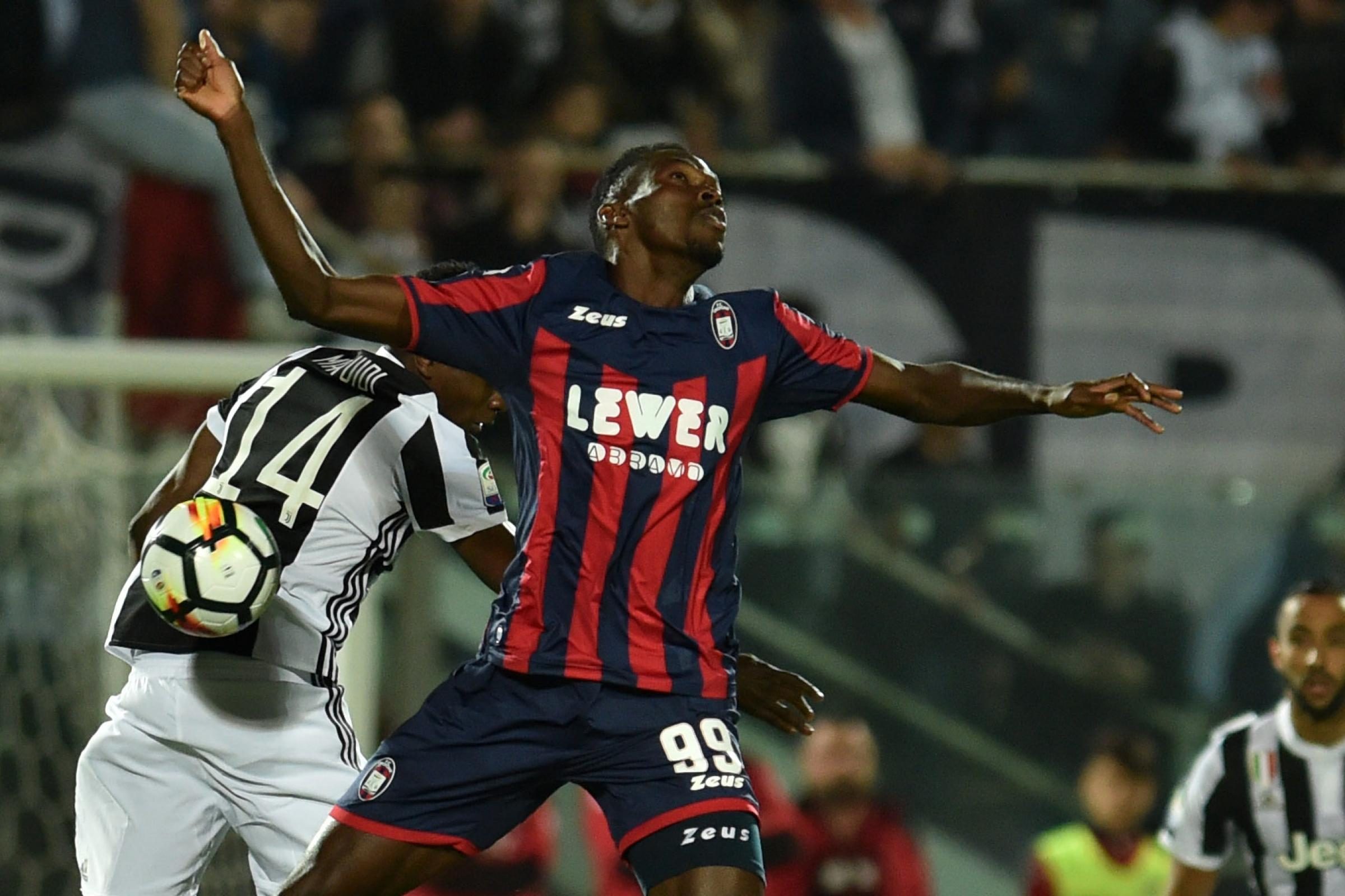 Chi è Simy, la punta del Crotone è il calciatore di movimento più alto in Serie A Chi è Simy, la punta del Crotone è il calciatore di movimento più alto in Serie A