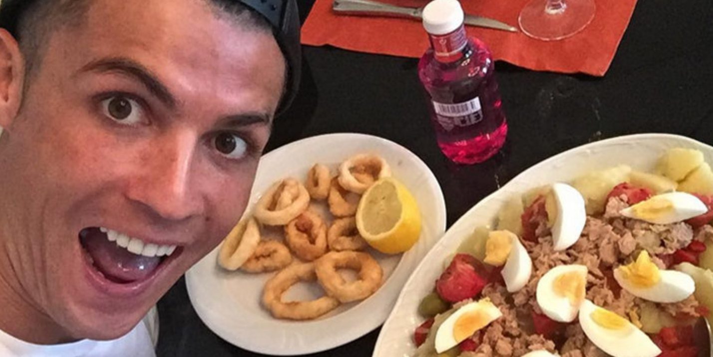 CR7 sorridente mostra sui social una sua cena.