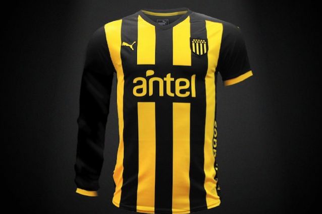 La speciale maglia del Peñarol per promuovere le donazioni di sangue (foto Twitter @OficialCAP)