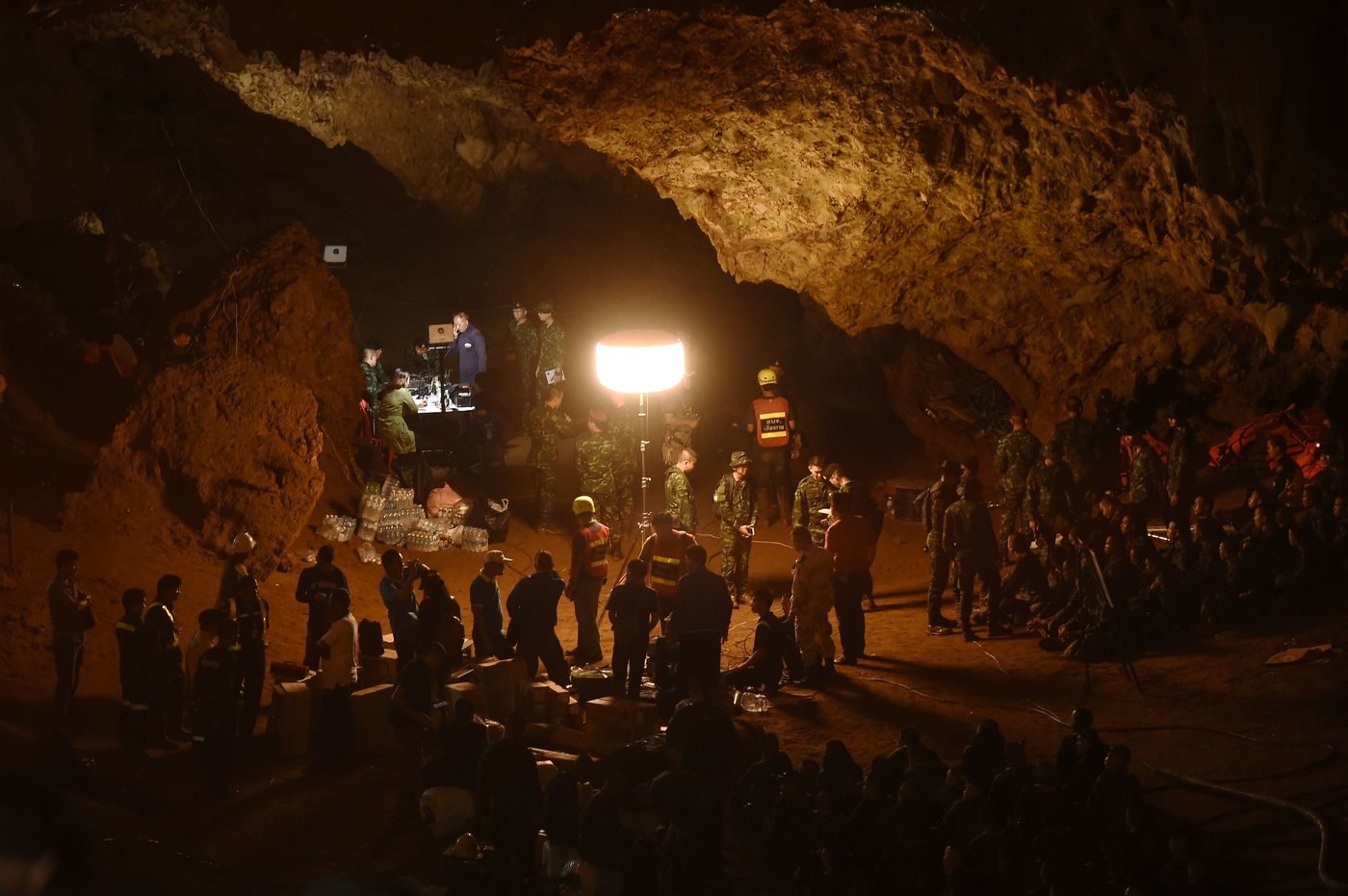 12 baby calciatori intrappolati in una grotta 12 baby calciatori intrappolati in una grotta