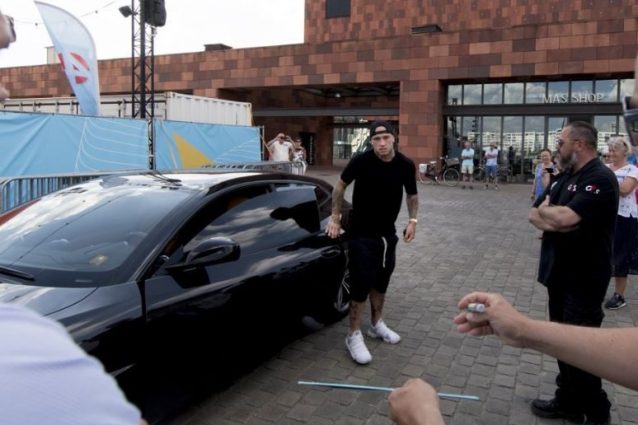 Nainggolan, schianto con la Ferrari in autostrada: bolide distrutto Nainggolan, schianto con la Ferrari in autostrada: bolide distrutto