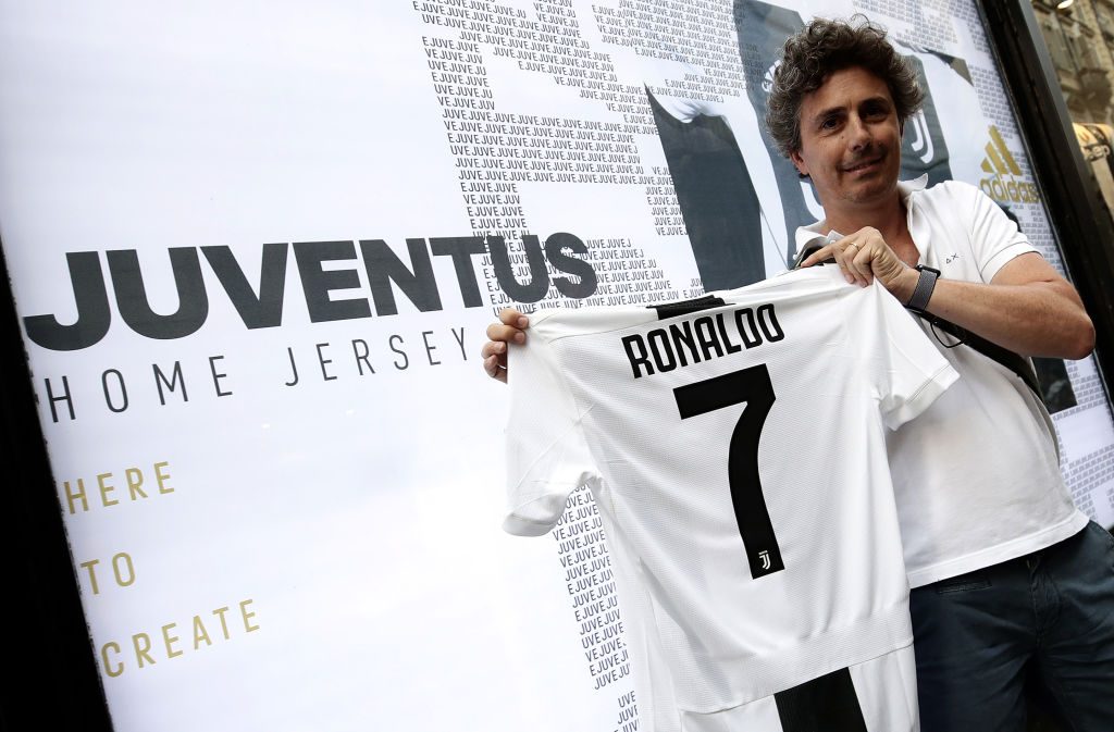 Un tifoso con la maglia della Juventus di Ronaldo con il numero 7.