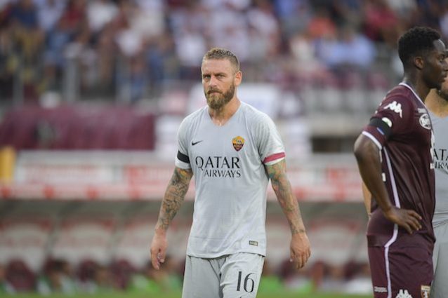 De Rossi contro le regole: in campo con la sua fascia da capitano. In arrivo la multa della Lega