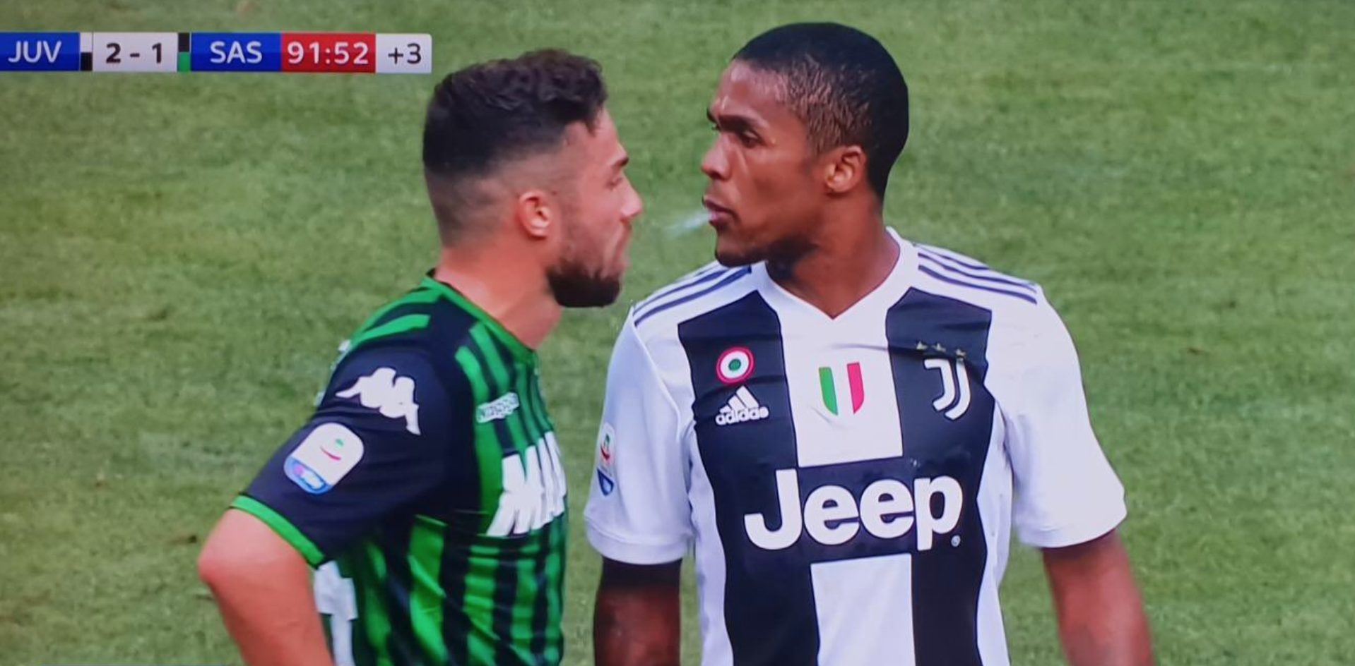 https://static.fanpage.it/wp-content/uploads/sites/9/2018/09/var-juve-douglas-costa-sputo.jpg