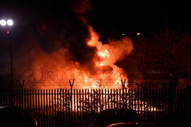 L’incendio creato dall’incidente dell’elicottero del presidente del Leicester.
