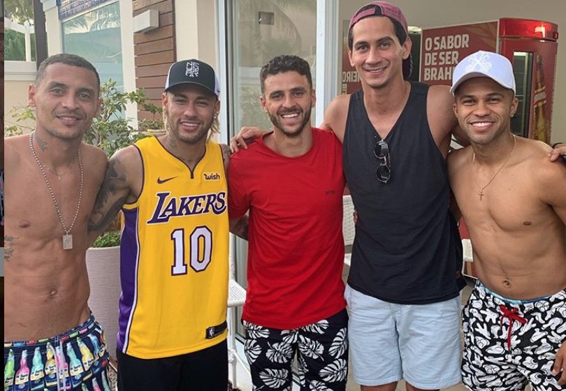 Neymar fa infuriare i tifosi del Psg rasta biondi e