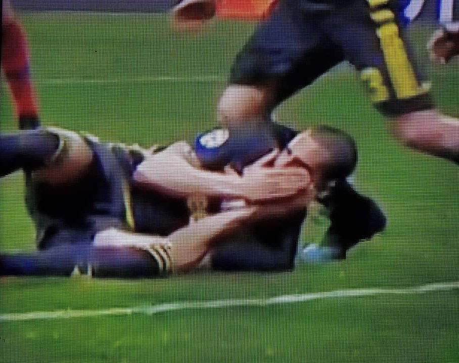 Sceneggiata Di Bonucci Simula Il Fallo E Finge Una Botta Per Invalidare Il Gol Di Gimenez