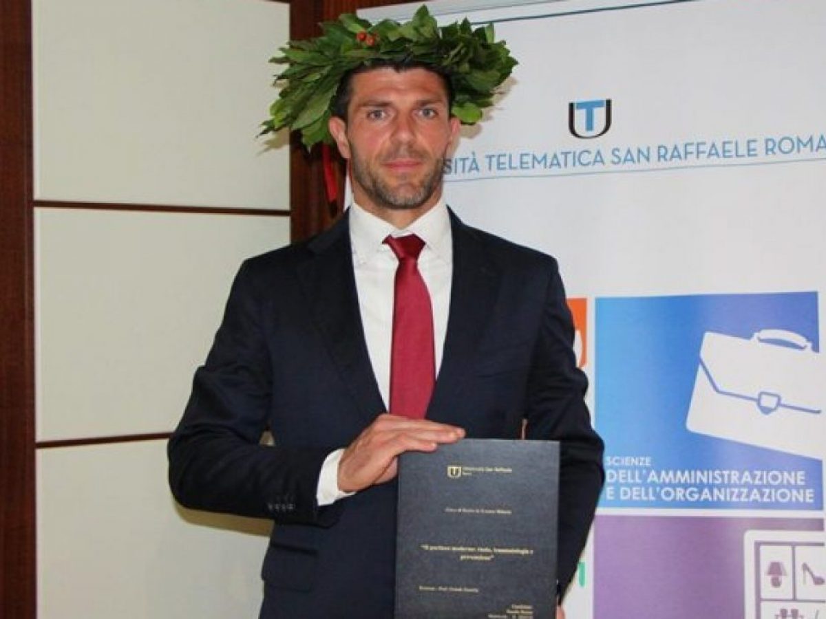 Il primo calciatore professionista a prendere una laurea in 'Calcio' è