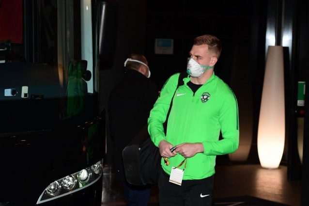 Coronavirus, i giocatori del Ludogorets con le mascherine allo stadio per la gara con l’Inter