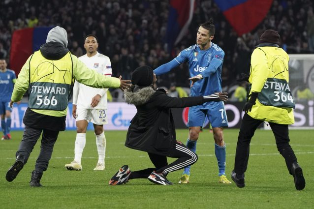 Invasione di campo nel finale di Lione-Juventus: Cristiano Ronaldo ‘caccia’ l’intruso